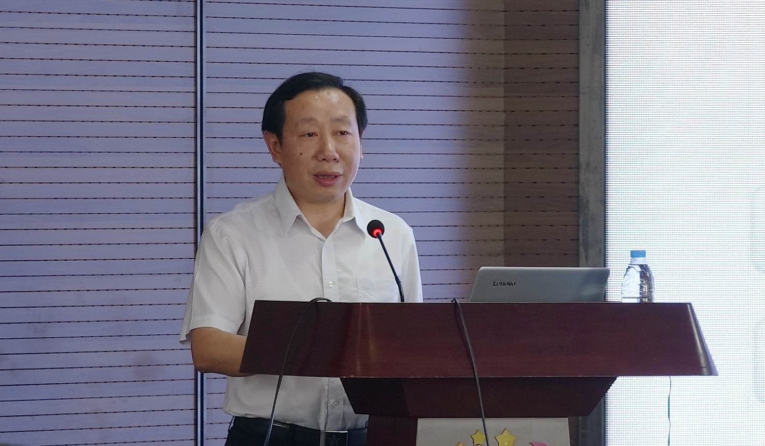 刘院长进行主题演讲.jpg